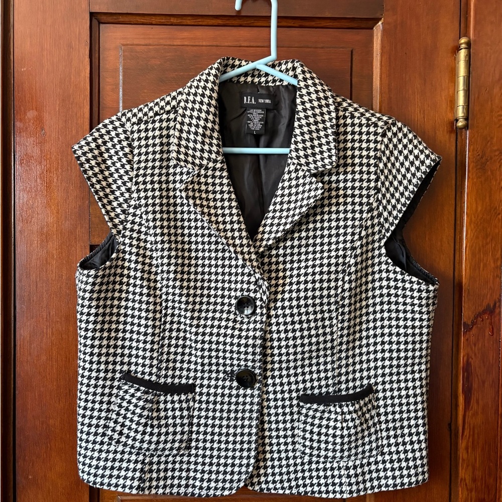 Women's Houndstooth Vest - Black and White